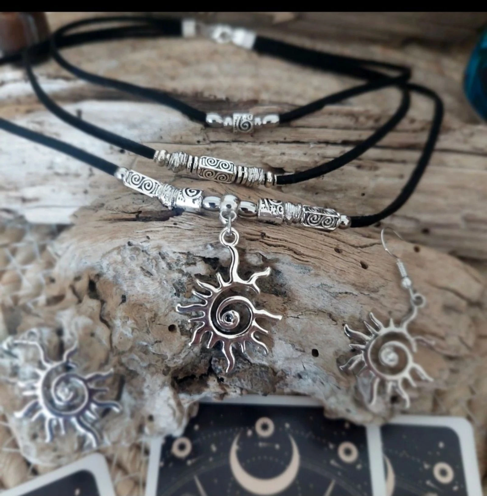 Parure boho místico triple filas, magnífico sol loco en espiral, negro – photo 4